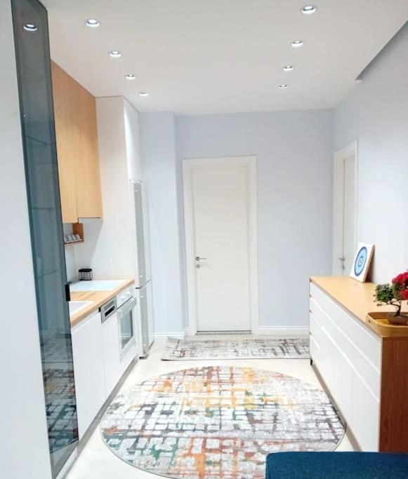 Tirana Road Blloku Area Apartment Bagian luar foto