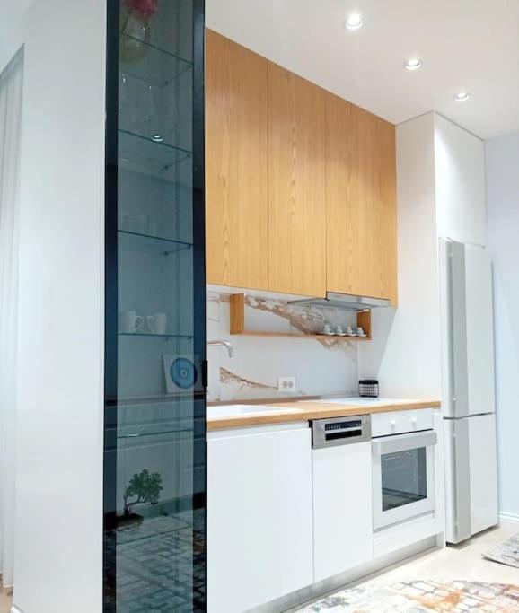 Tirana Road Blloku Area Apartment Bagian luar foto