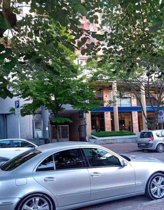Tirana Road Blloku Area Apartment Bagian luar foto