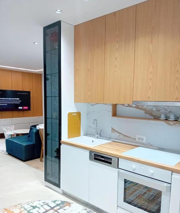 Tirana Road Blloku Area Apartment Bagian luar foto